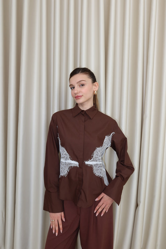 Kahverengi dantel detay belden bağlamalı gömlek