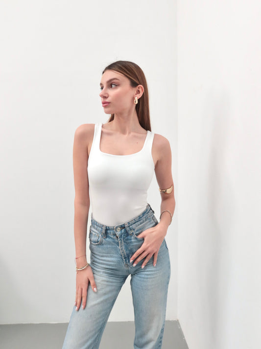 Beyaz kare yaka askılı çıtçıtlı body