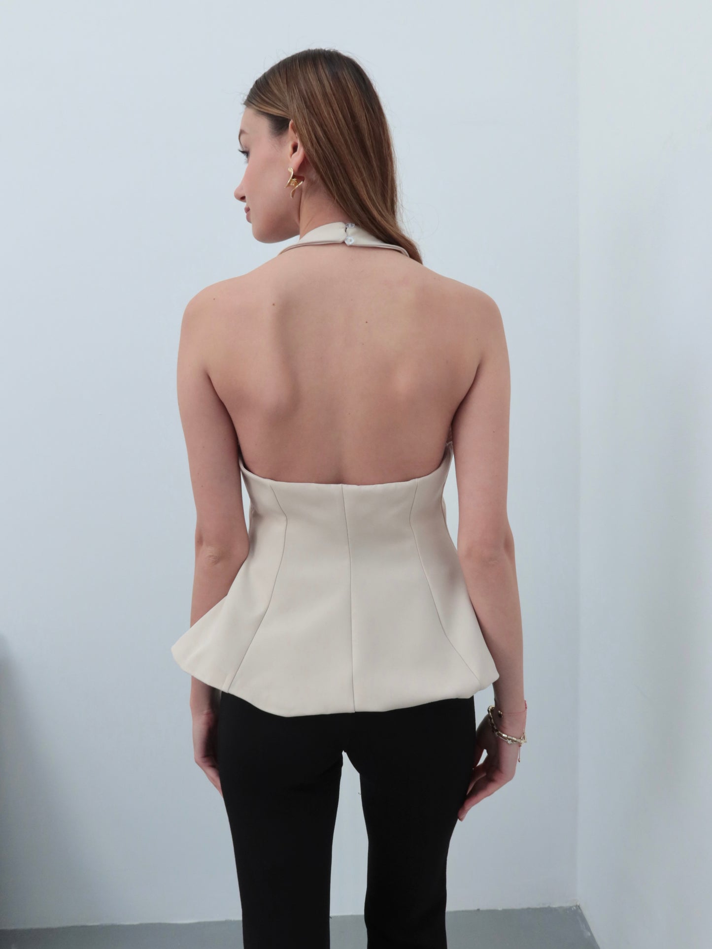 Krem boyundan bağlamalı bluz