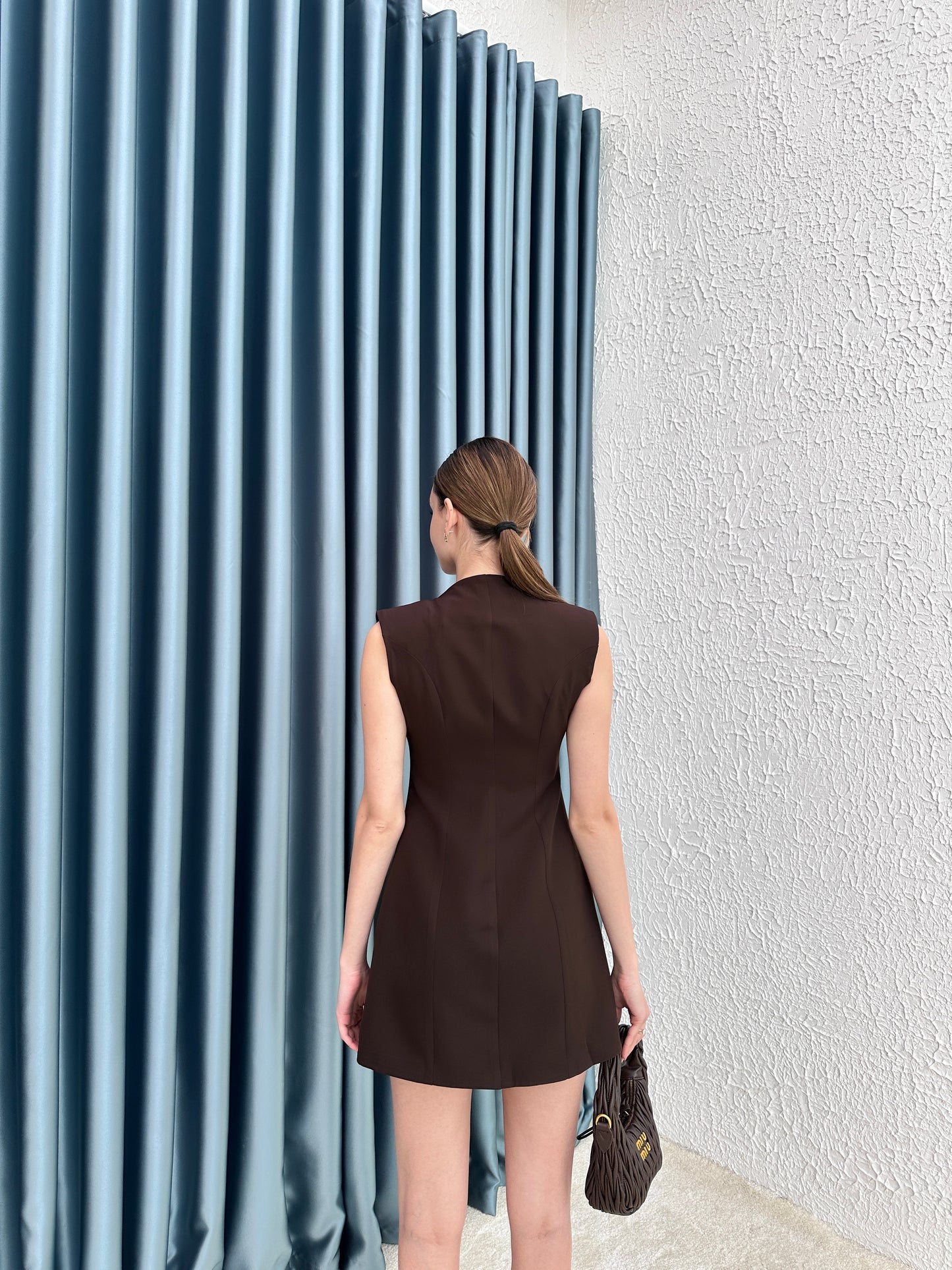 Kahverengi düğme detay elbise