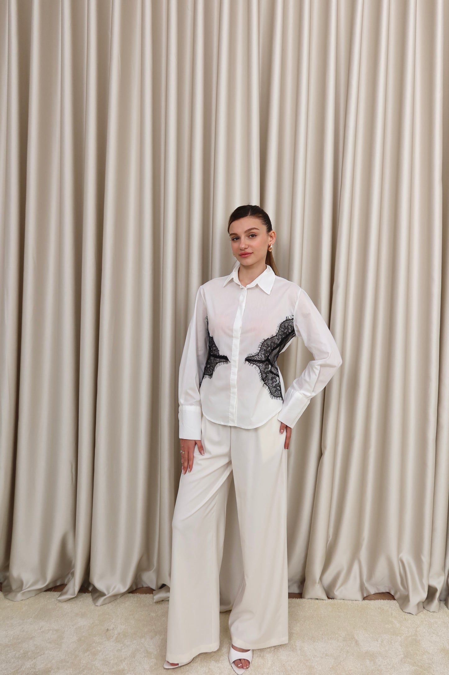 Beyaz dantel detay belden bağlamalı gömlek