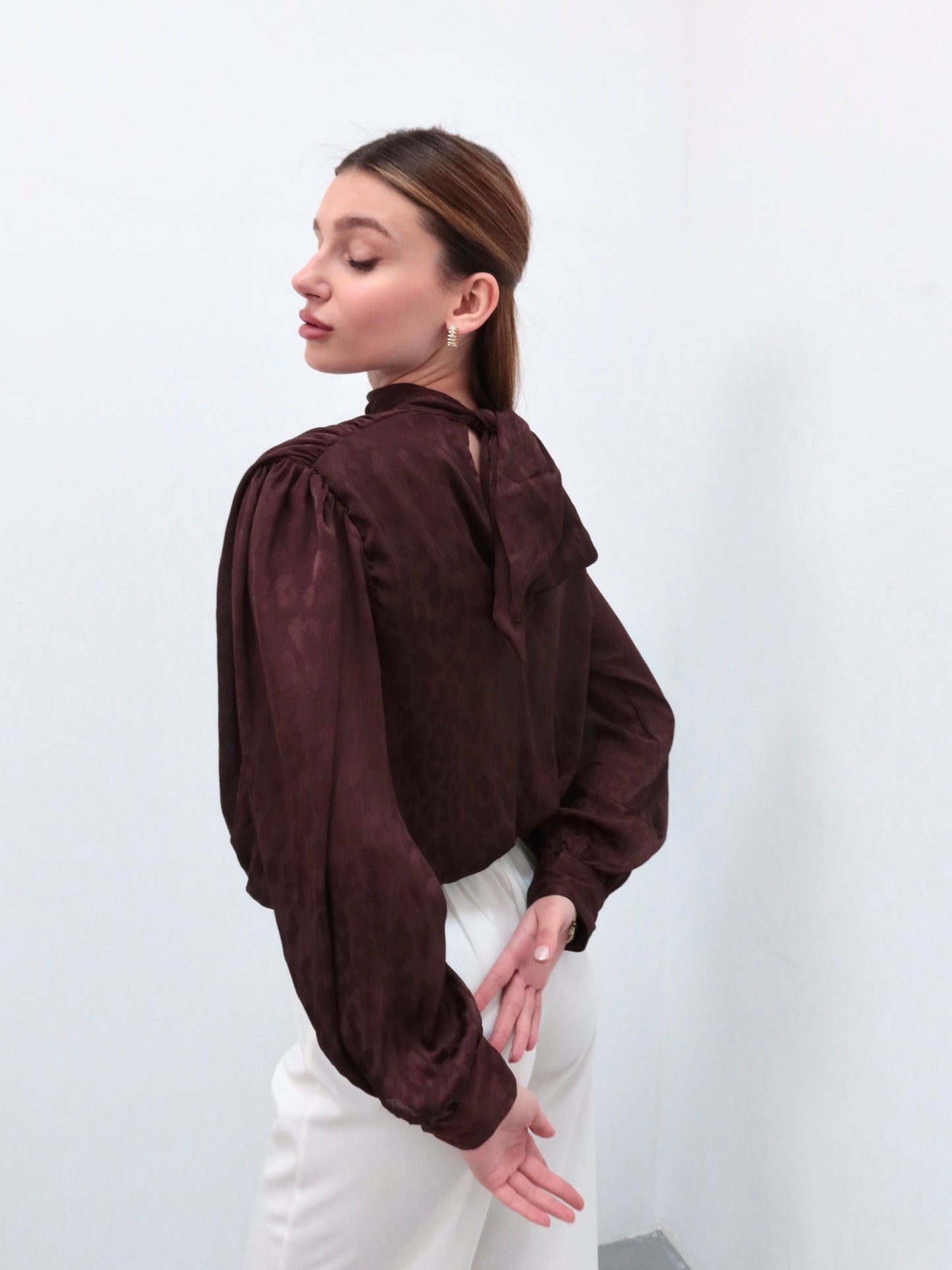 Kahverengi leopar boyundan bağlamalı gömlek