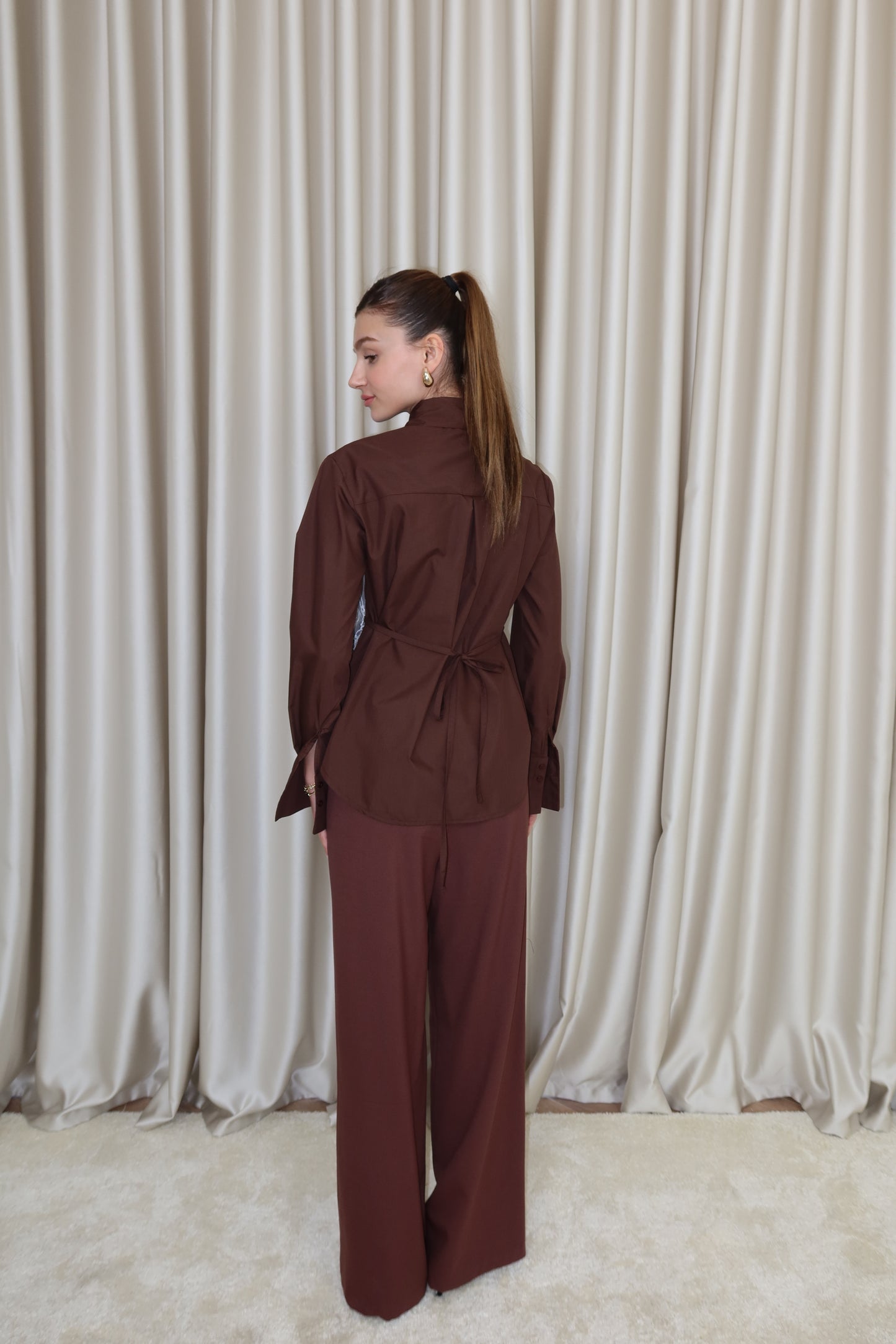 Kahverengi dantel detay belden bağlamalı gömlek