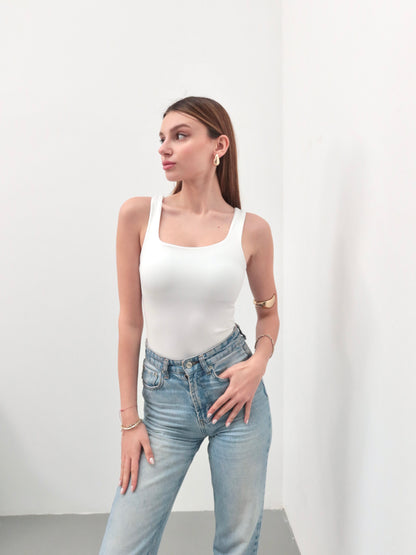 Beyaz kare yaka askılı çıtçıtlı body