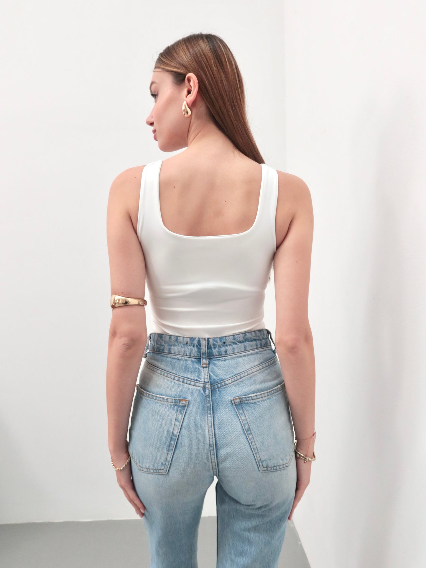 Beyaz kare yaka askılı çıtçıtlı body