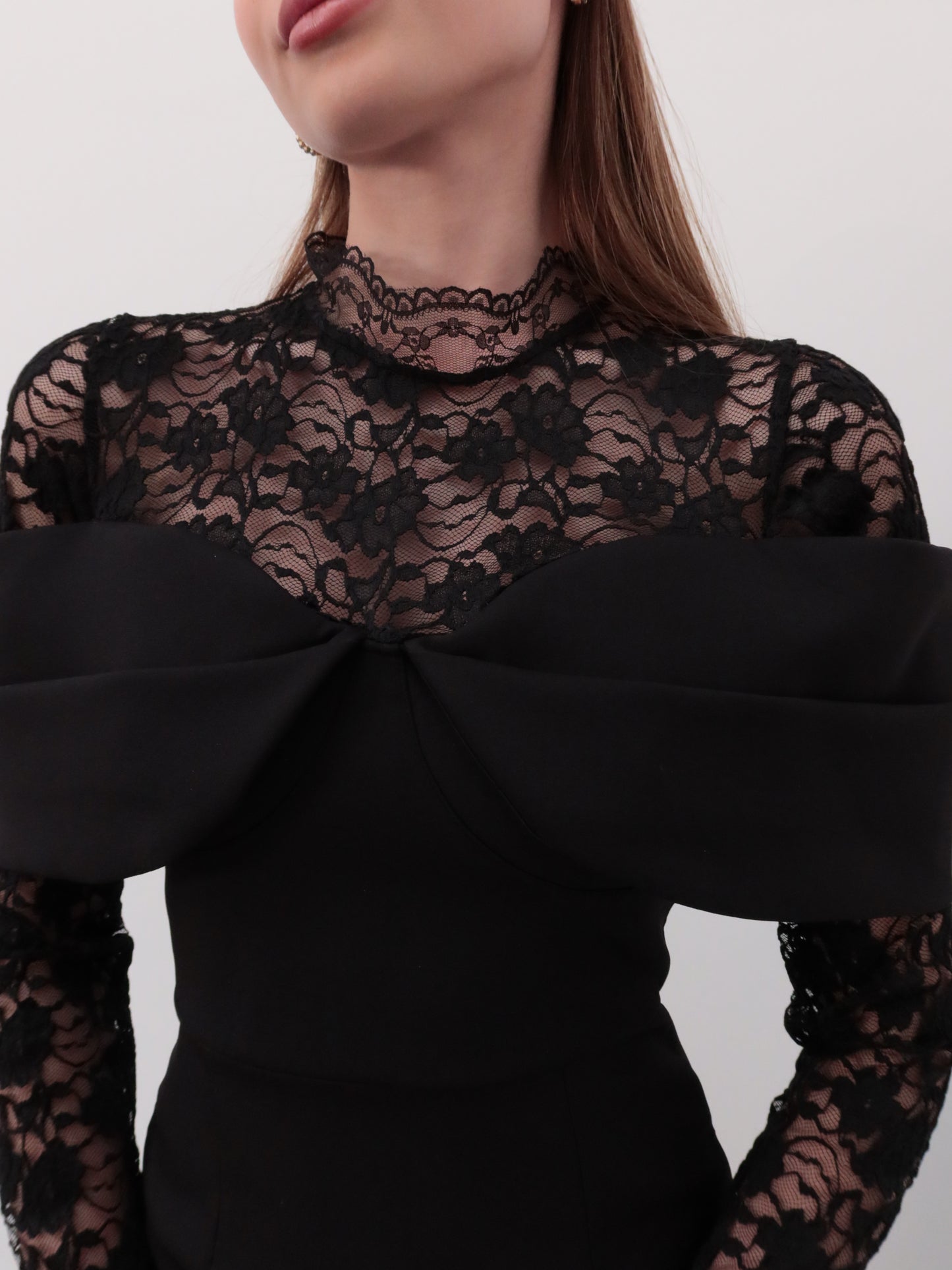 Siyah kayık yaka dantelli elbise