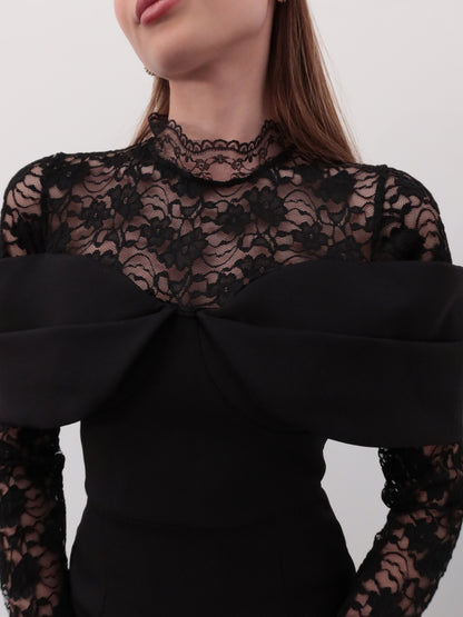 Siyah kayık yaka dantelli elbise