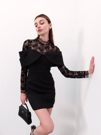 Siyah kayık yaka dantelli elbise