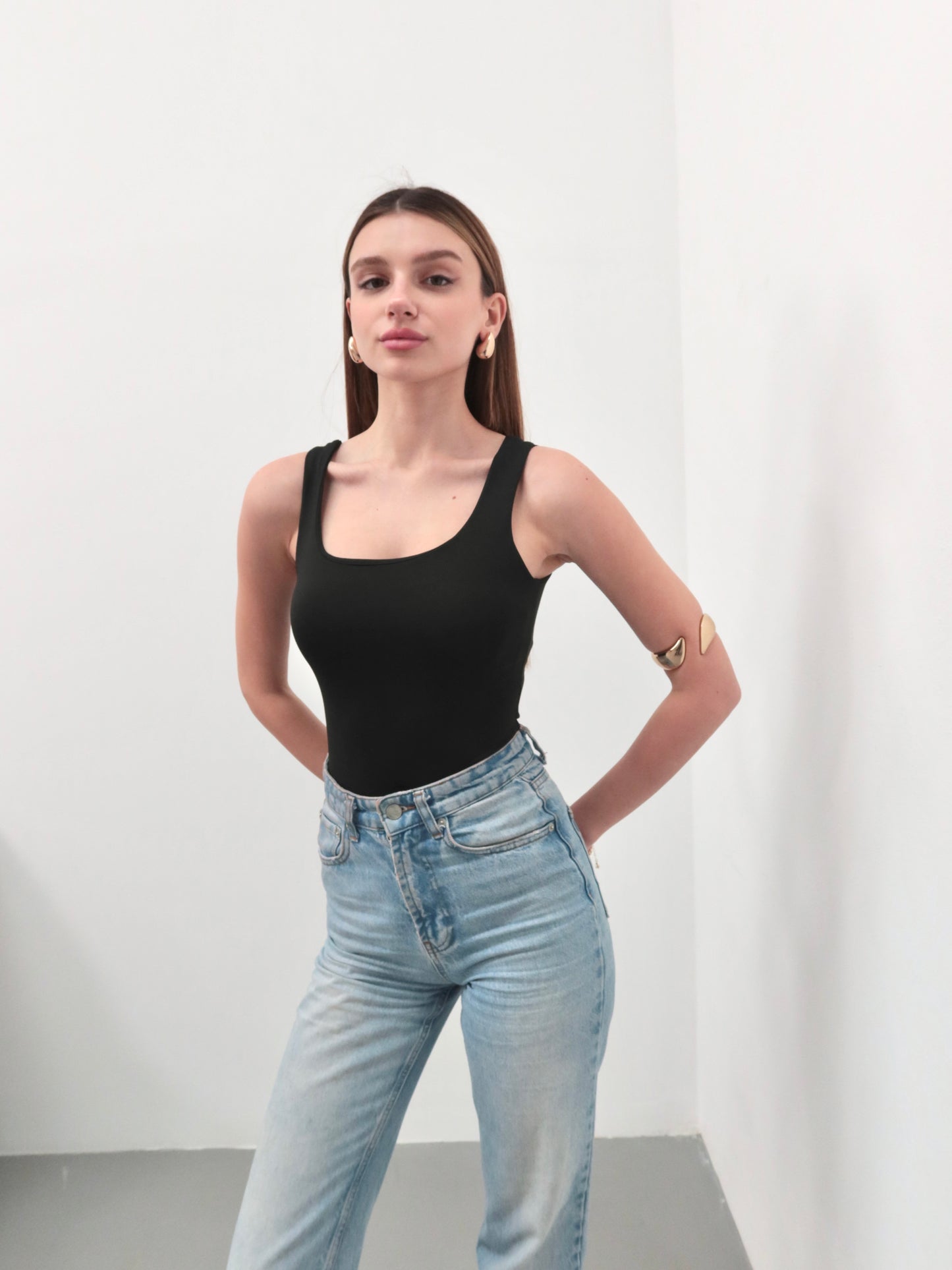Siyah kare yaka askılı çıtçıtlı body