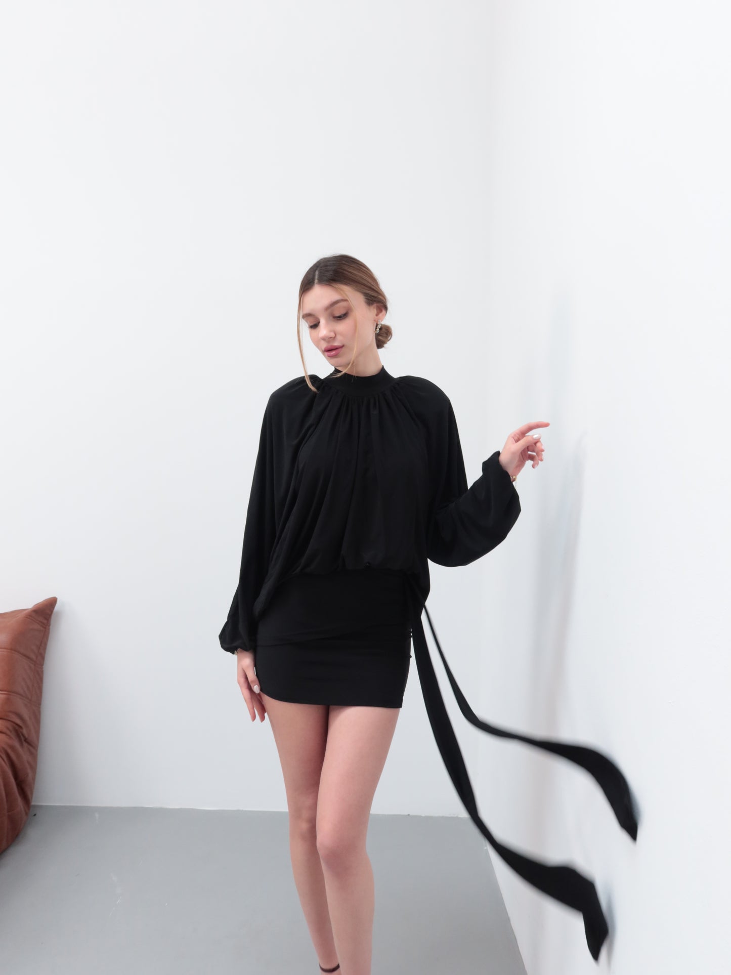 Siyah vatkalı bluz kuşaklı etek takım