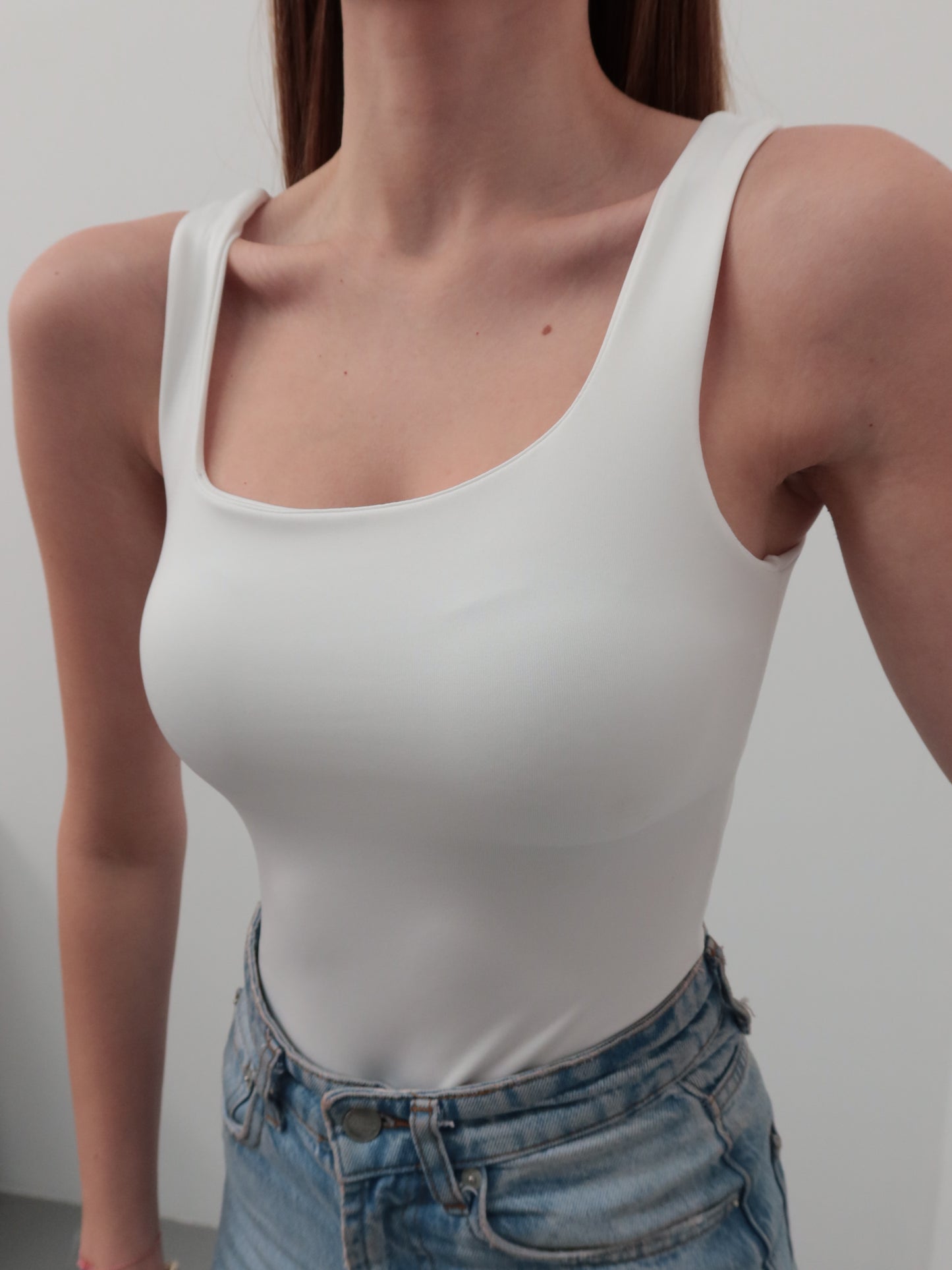Beyaz kare yaka askılı çıtçıtlı body