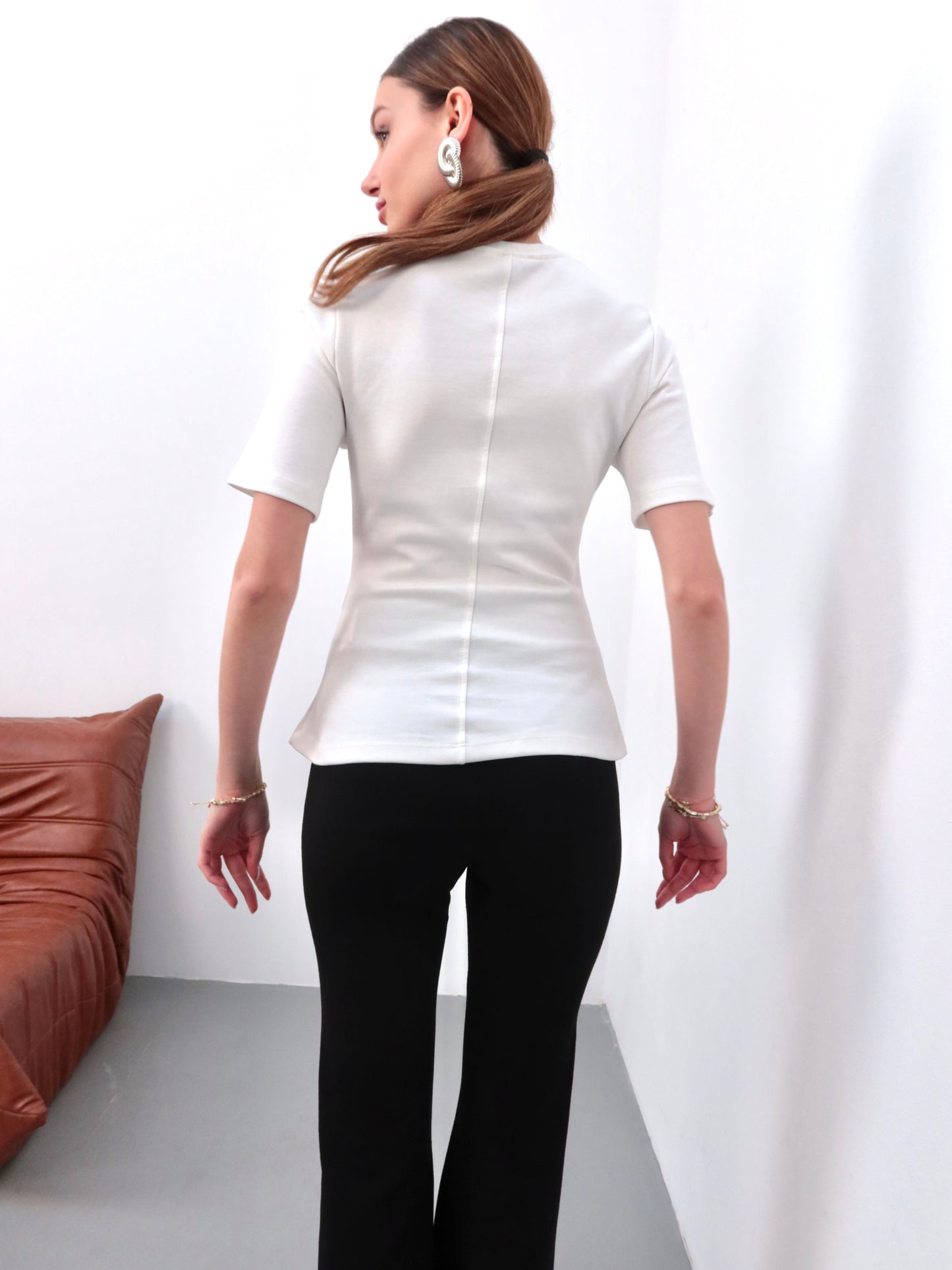 Beyaz belden oturtmalı t-shirt