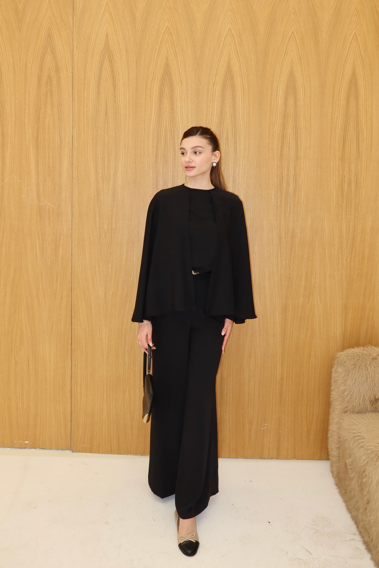 Siyah pelerin takım