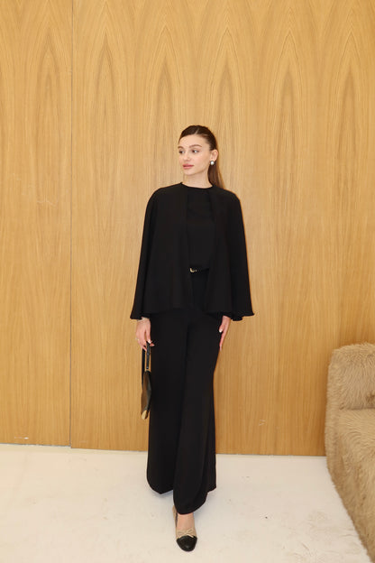 Siyah pelerin takım