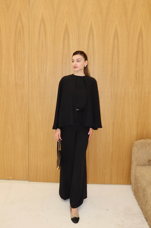 Siyah pelerin takım