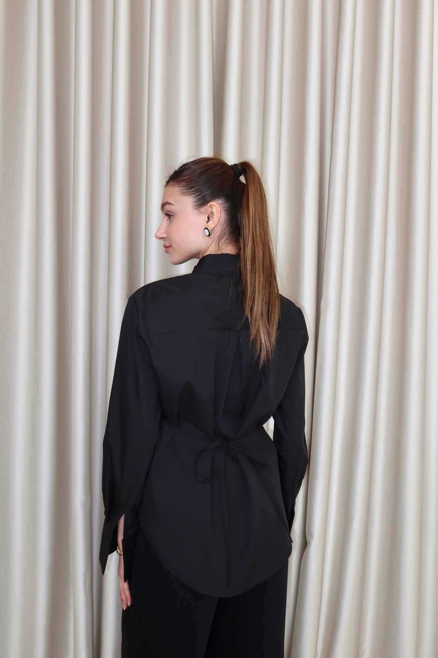 Siyah dantel detay belden bağlamalı gömlek