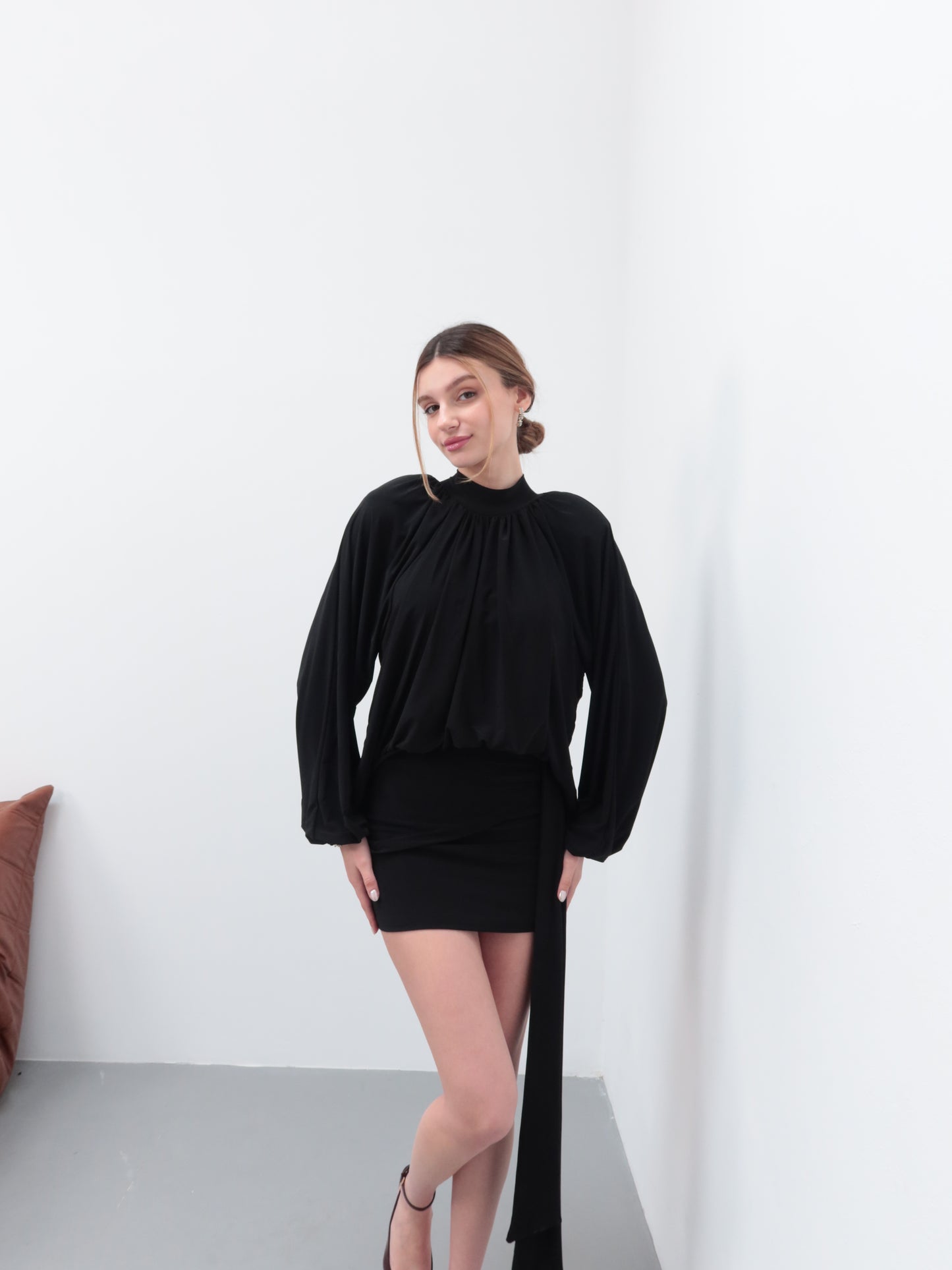 Siyah vatkalı bluz kuşaklı etek takım