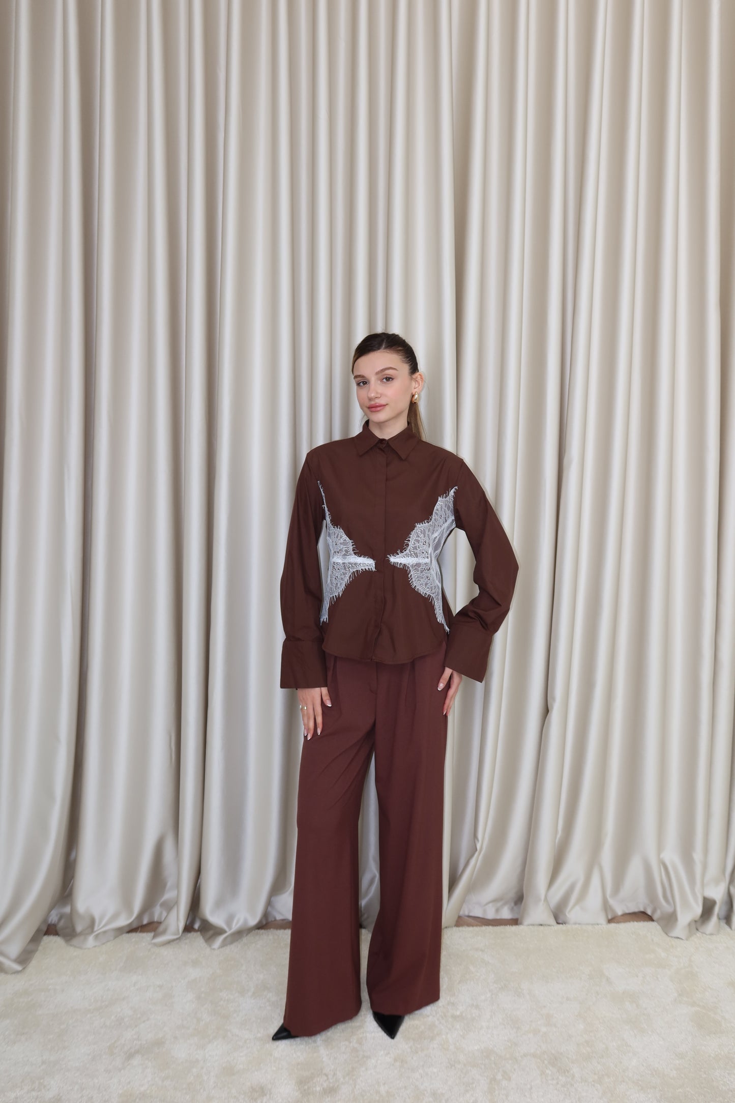 Kahverengi dantel detay belden bağlamalı gömlek