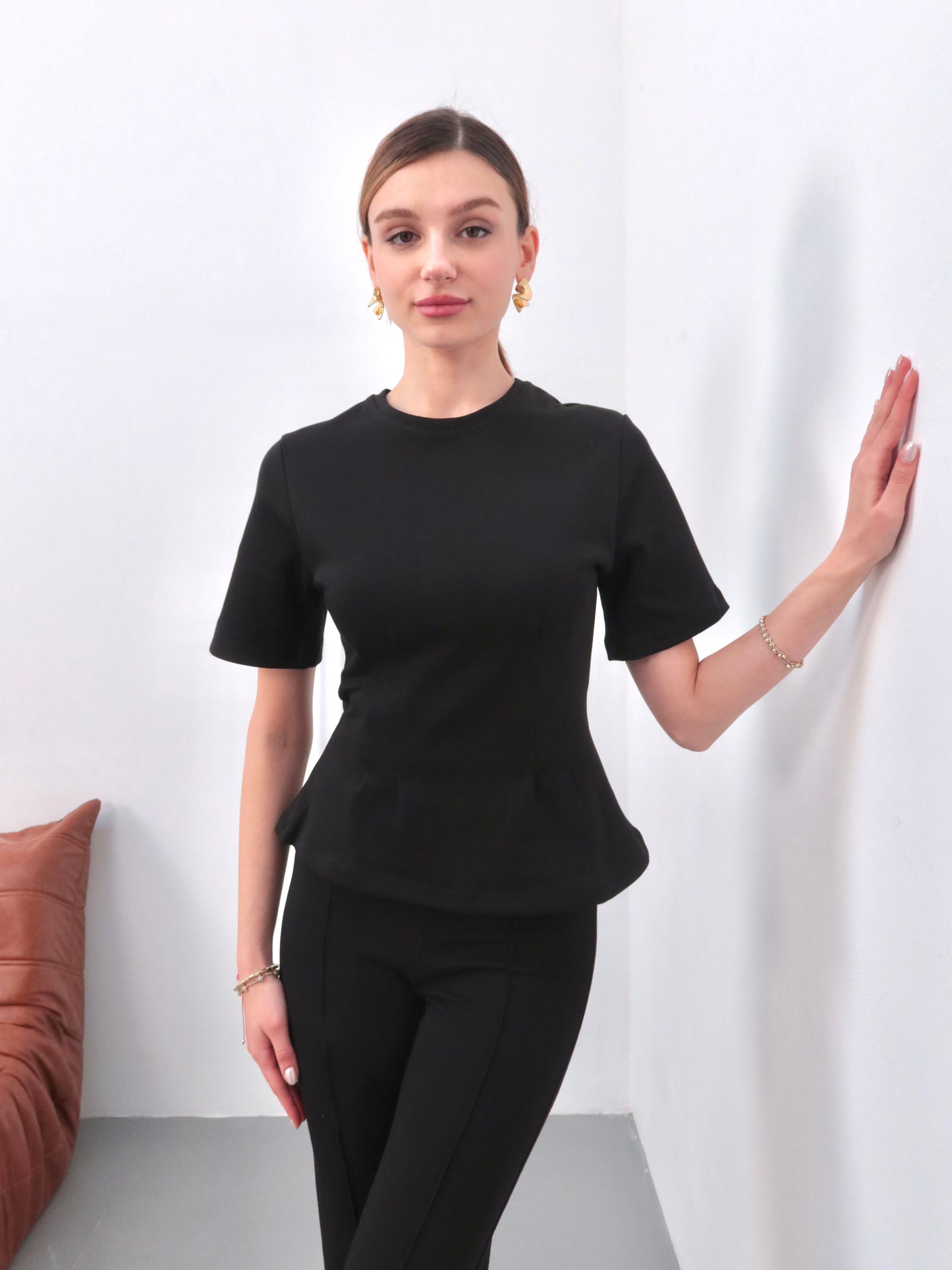 Siyah belden oturtmalı t-shirt