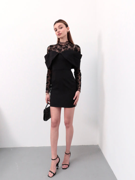 Siyah kayık yaka dantelli elbise