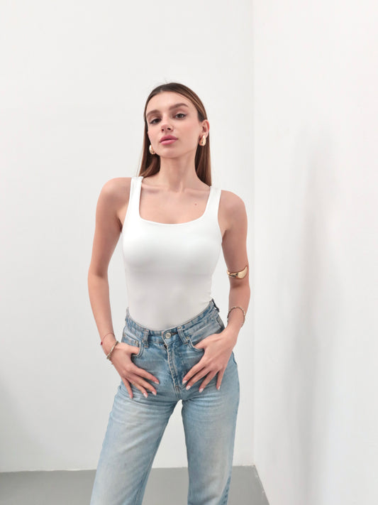 Beyaz kare yaka askılı çıtçıtlı body