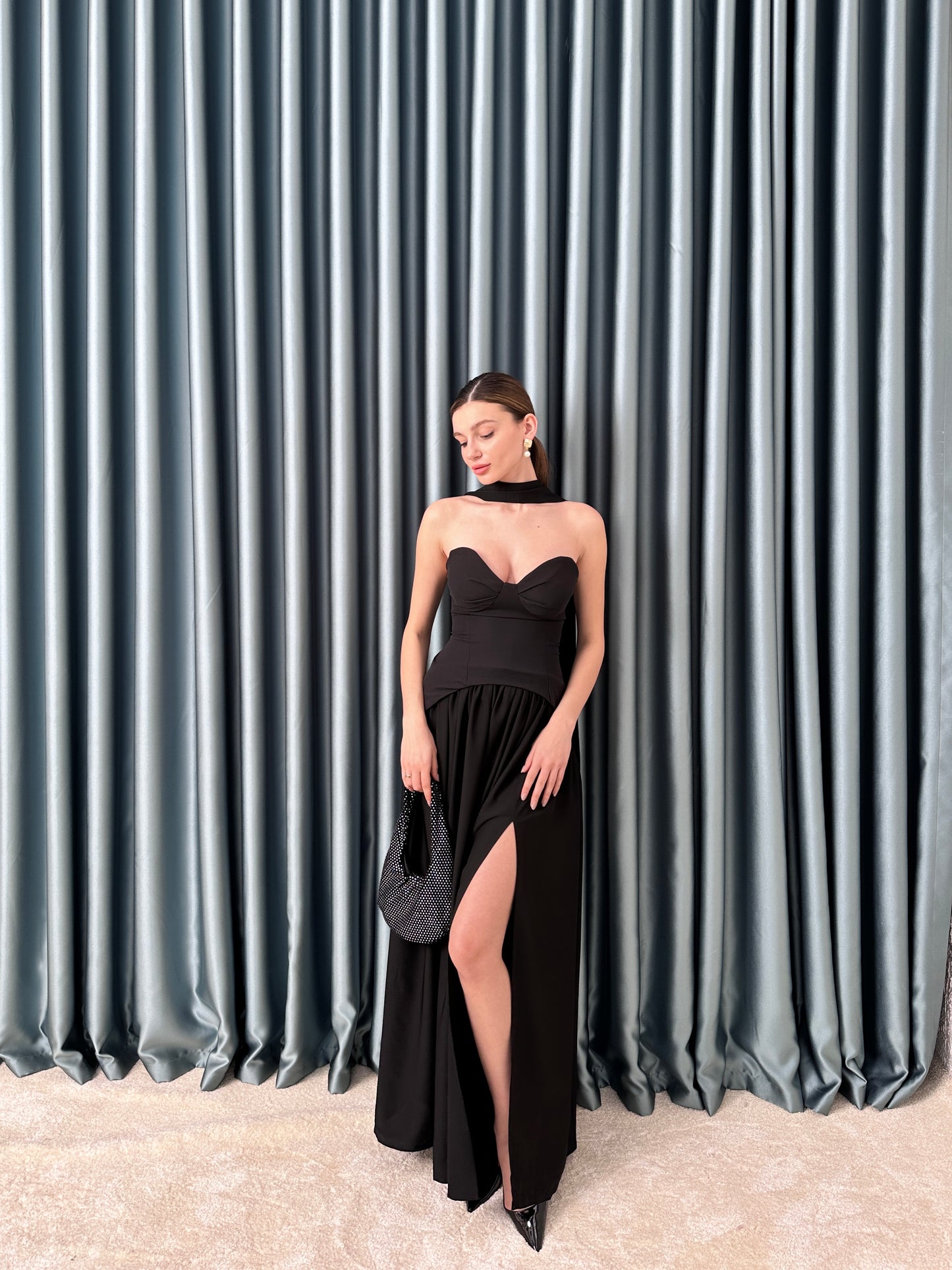 Siyah yırtmaçlı elbise