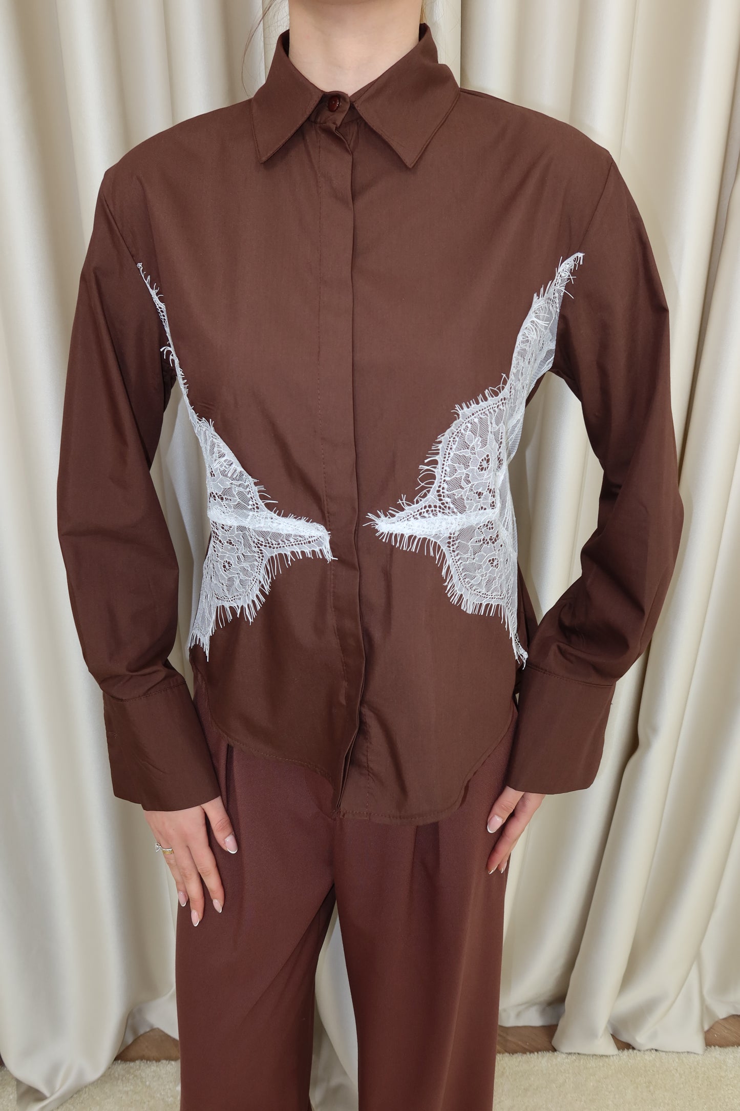 Kahverengi dantel detay belden bağlamalı gömlek