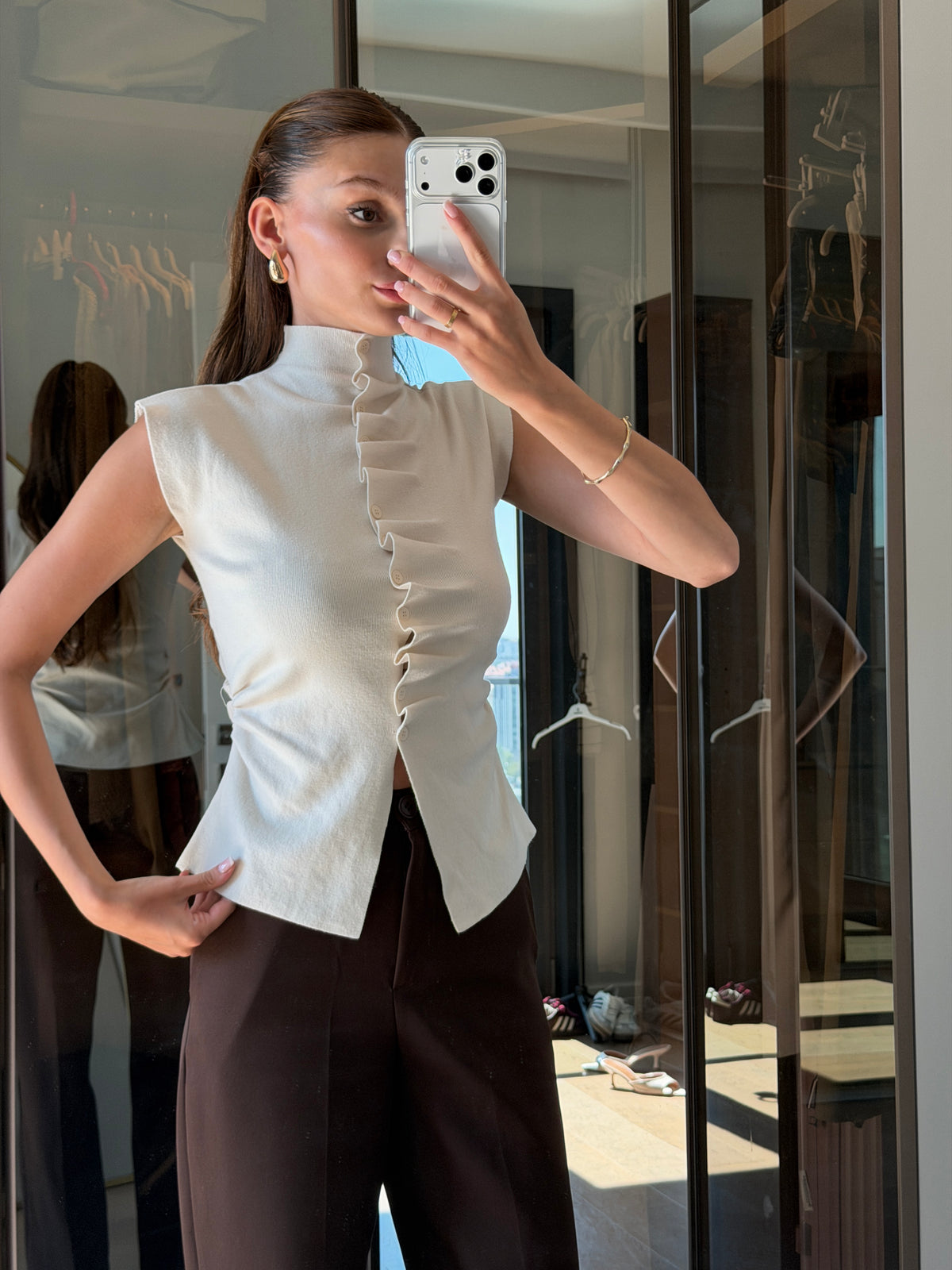 Ekru düğme detaylı triko bluz