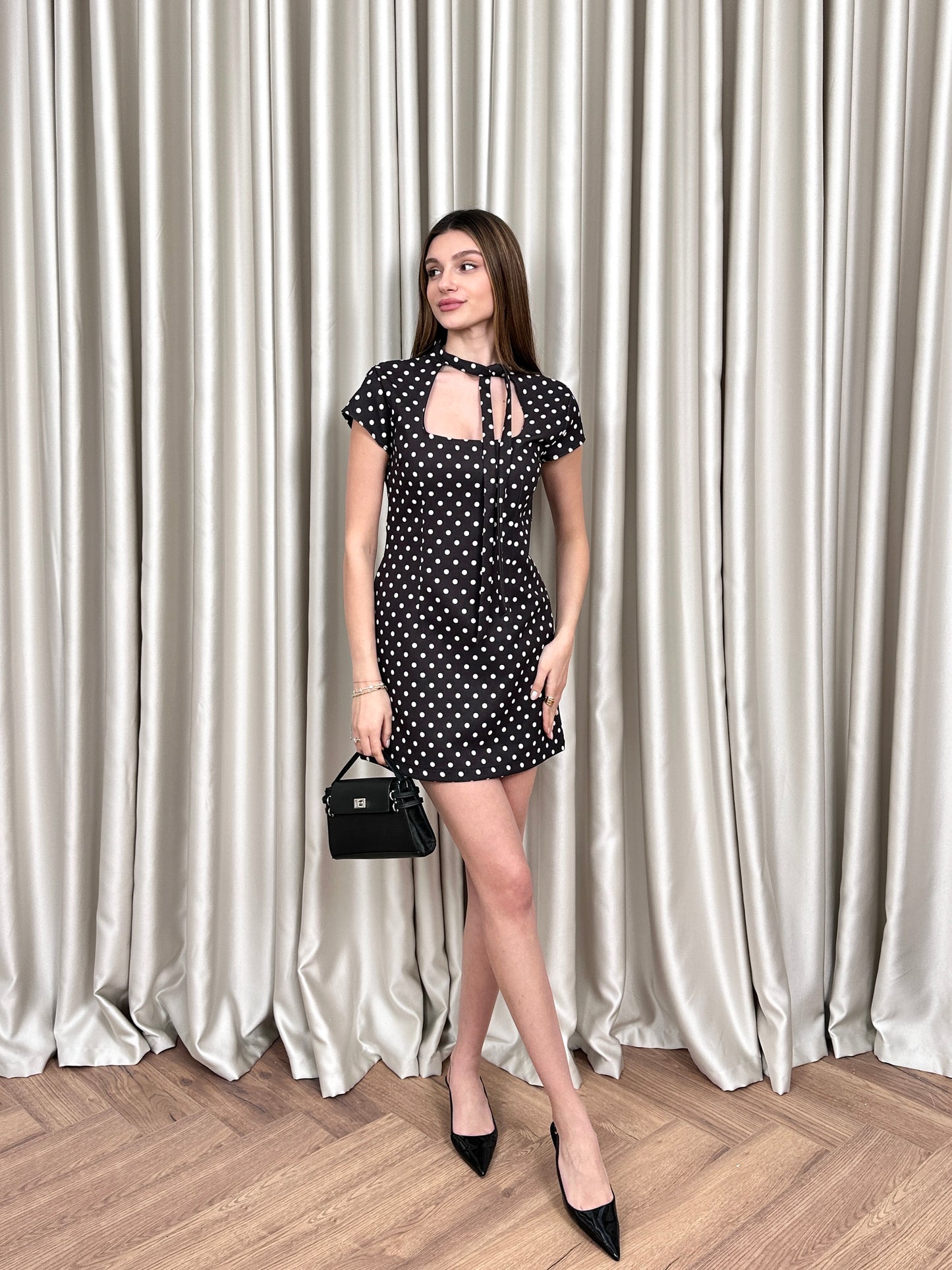 Puantiye boyundan bağlama şortlu elbise