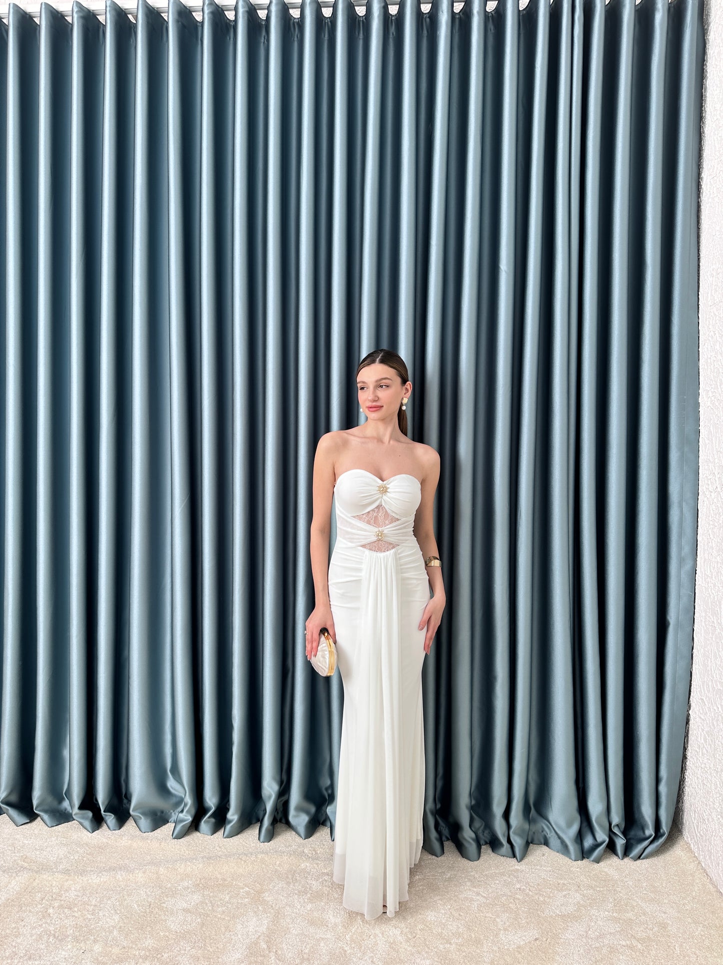 Beyaz gold tokalı elbise