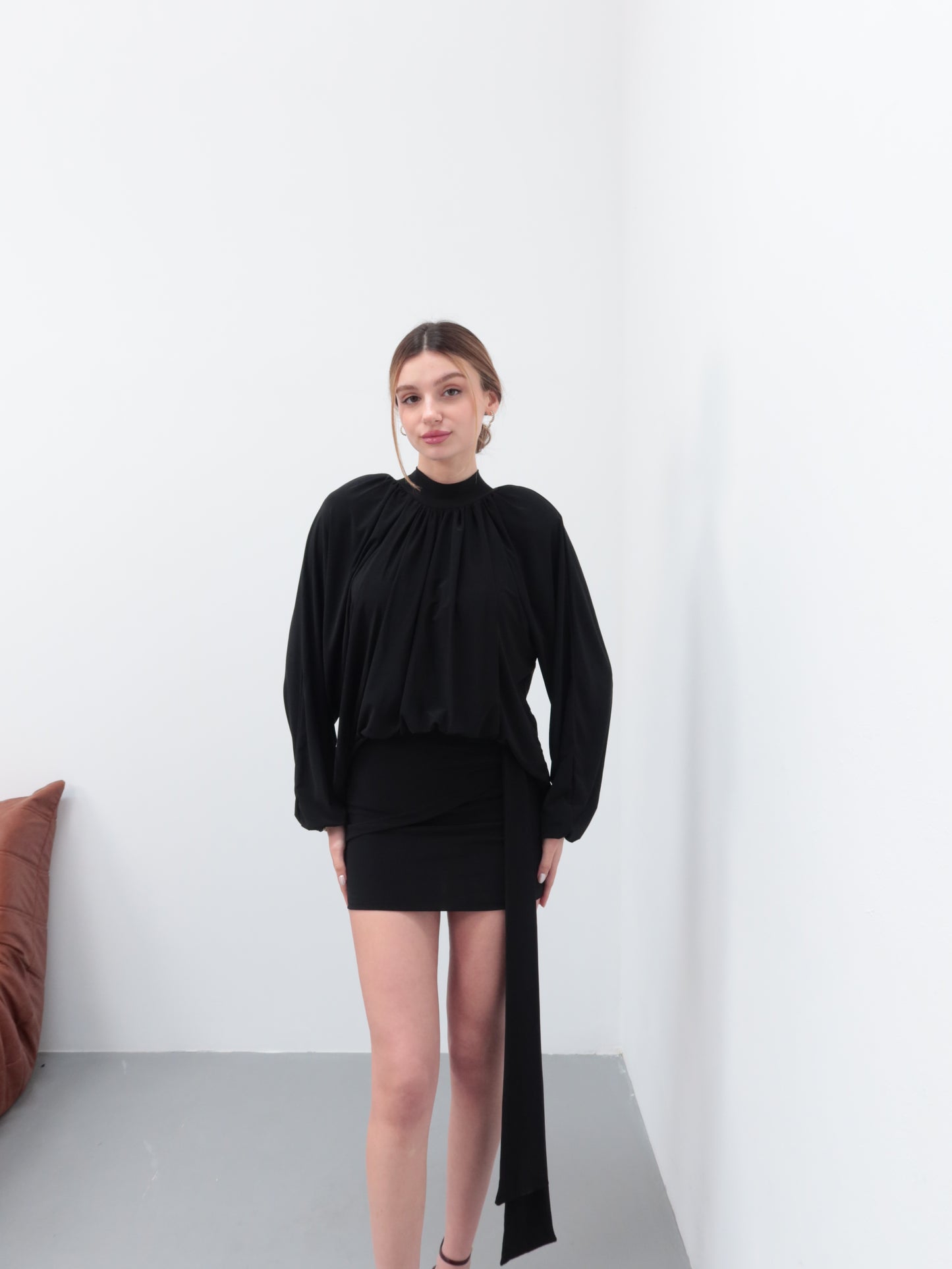 Siyah vatkalı bluz kuşaklı etek takım