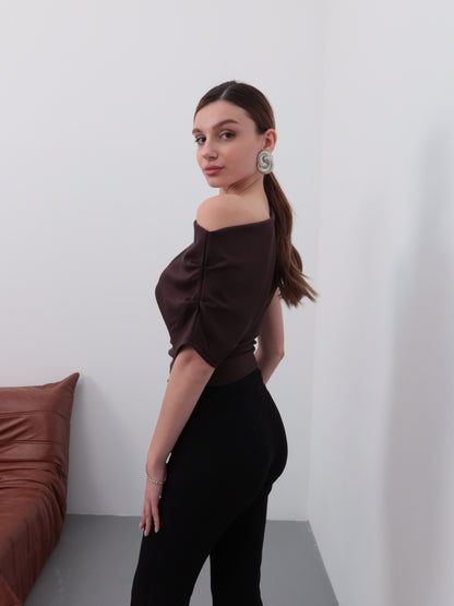 Kahverengi omuz detay bluz