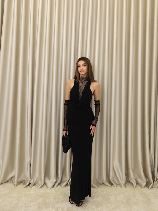 Siyah degaje yaka elbise