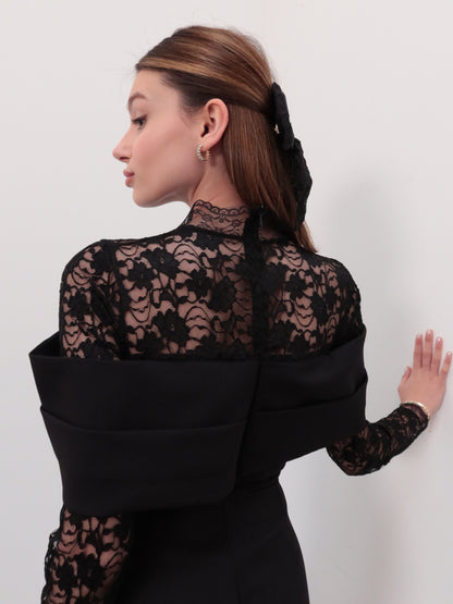 Siyah kayık yaka dantelli elbise