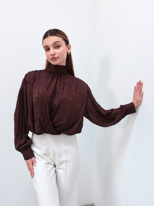 Kahverengi leopar boyundan bağlamalı gömlek