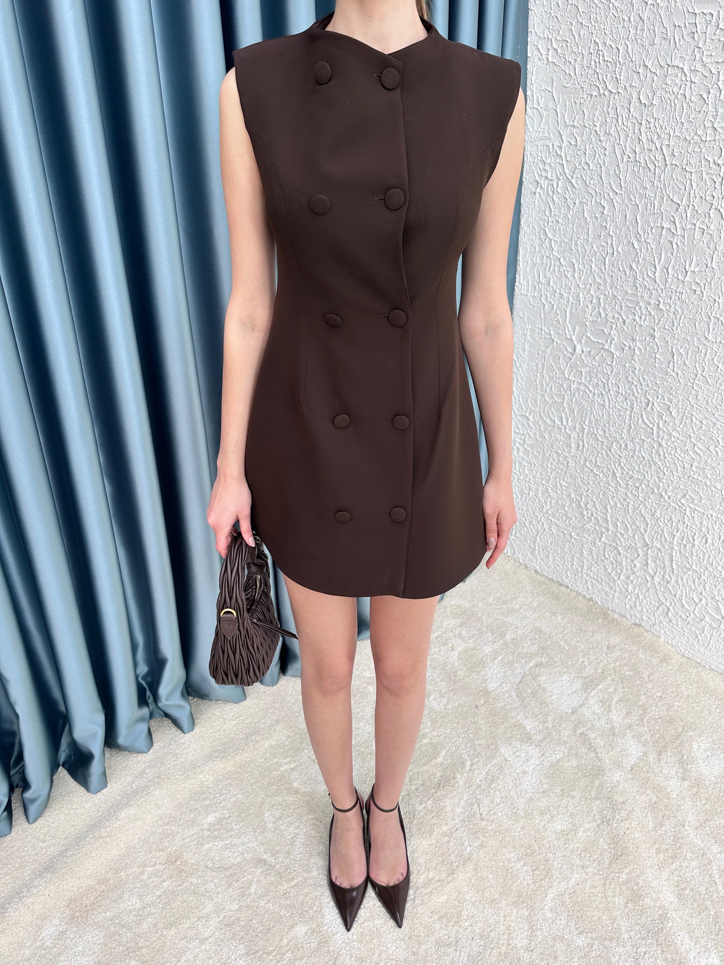 Kahverengi düğme detay elbise