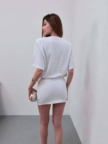 Beyaz vatkatlı casual elbise