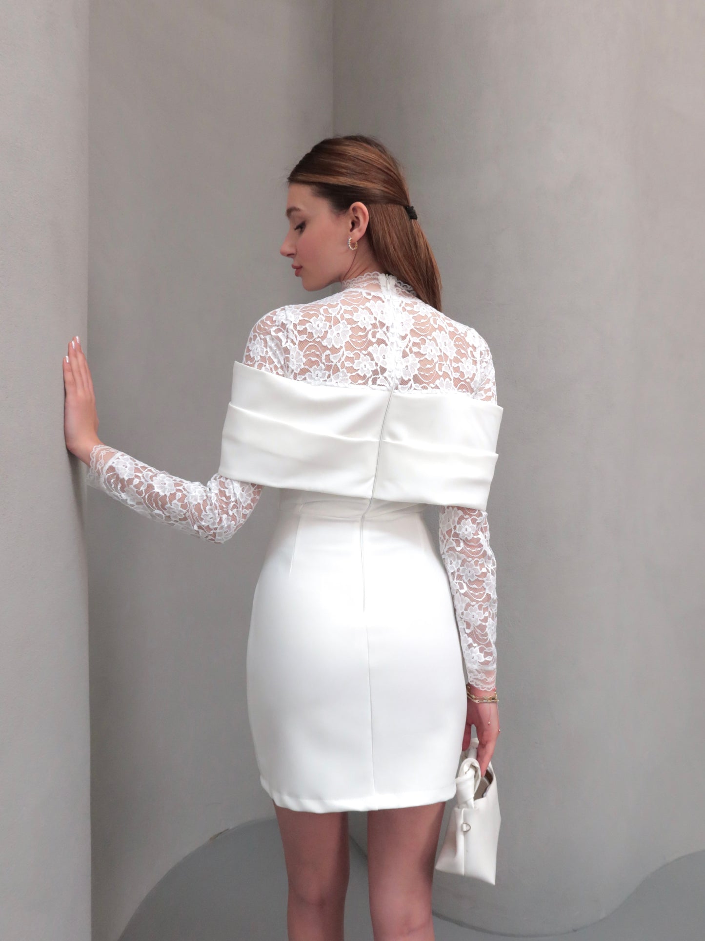 Beyaz Kayık yaka dantelli elbise
