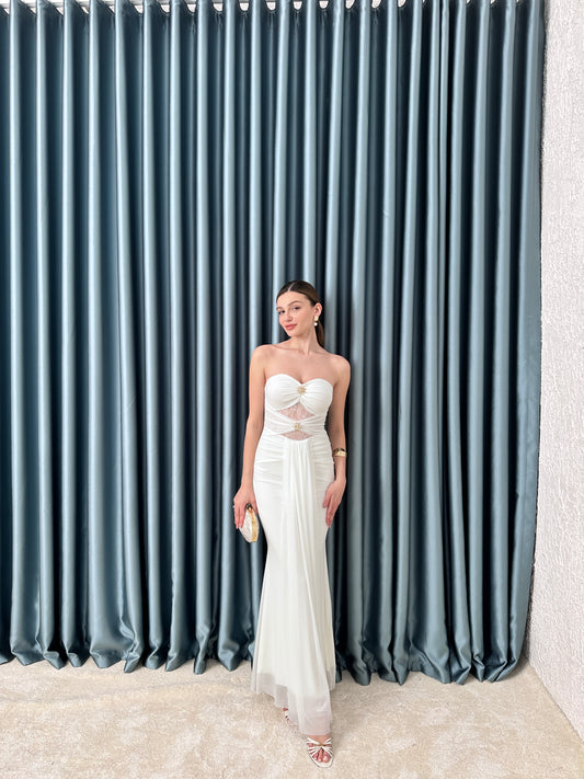 Beyaz gold tokalı elbise