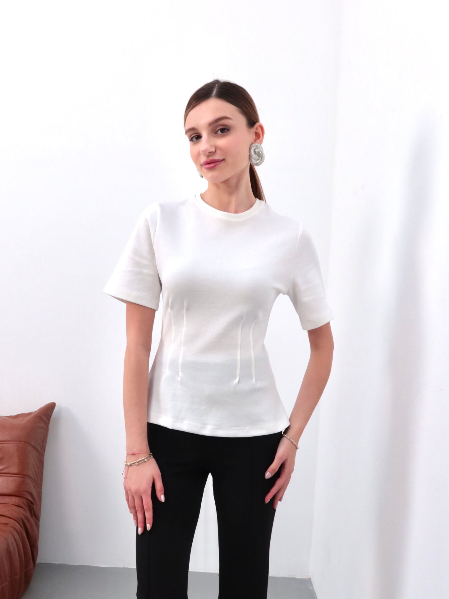Beyaz belden oturtmalı t-shirt