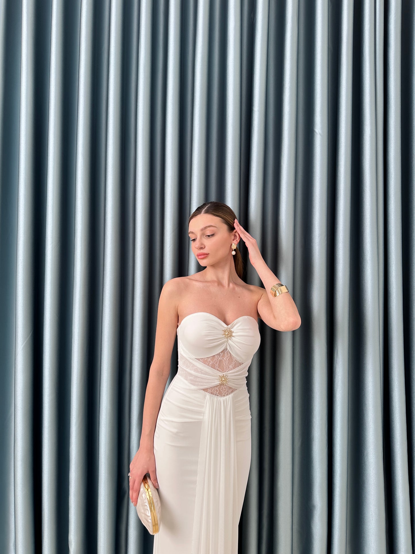 Beyaz gold tokalı elbise