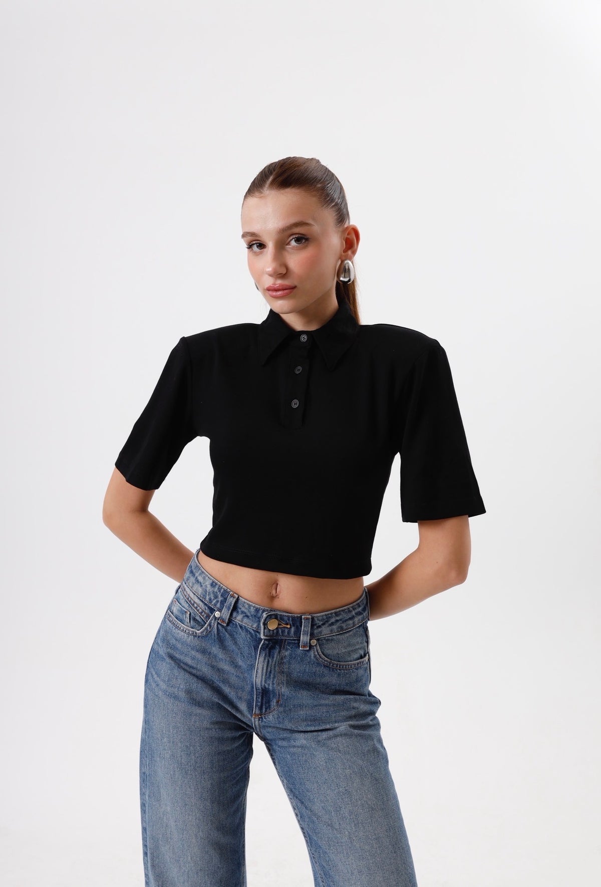 Vatkalı siyah polo yaka t-shirt