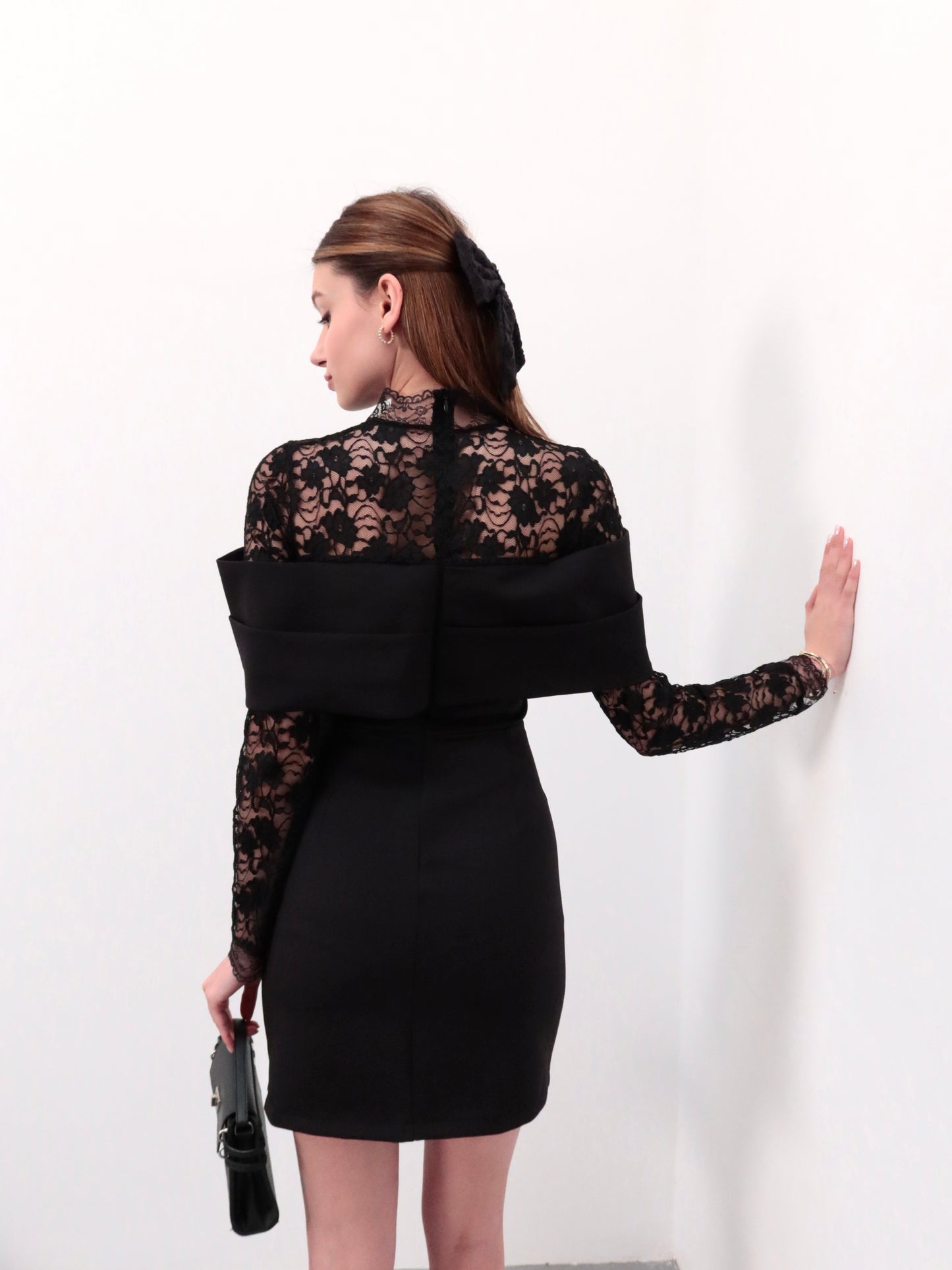 Siyah kayık yaka dantelli elbise