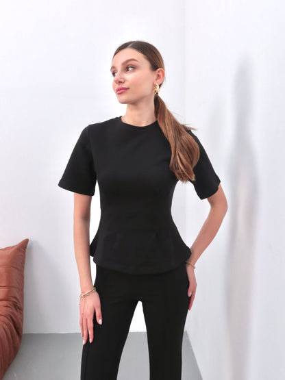Siyah belden oturtmalı t-shirt