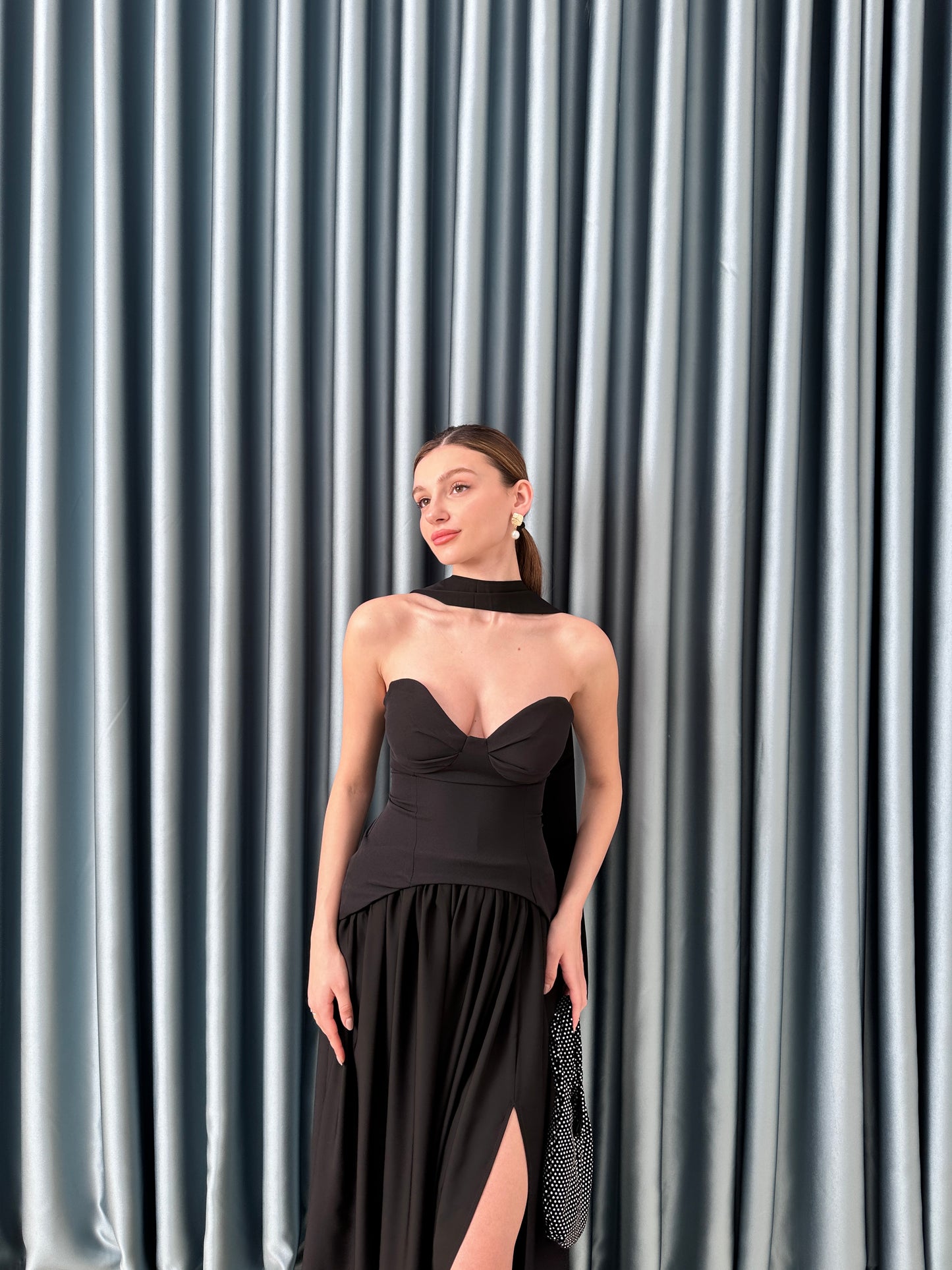 Siyah yırtmaçlı elbise