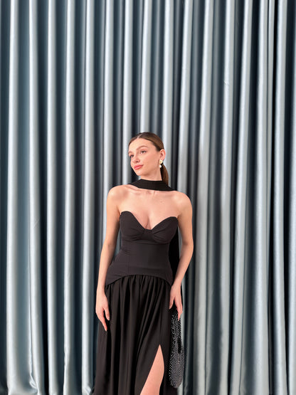 Siyah yırtmaçlı elbise