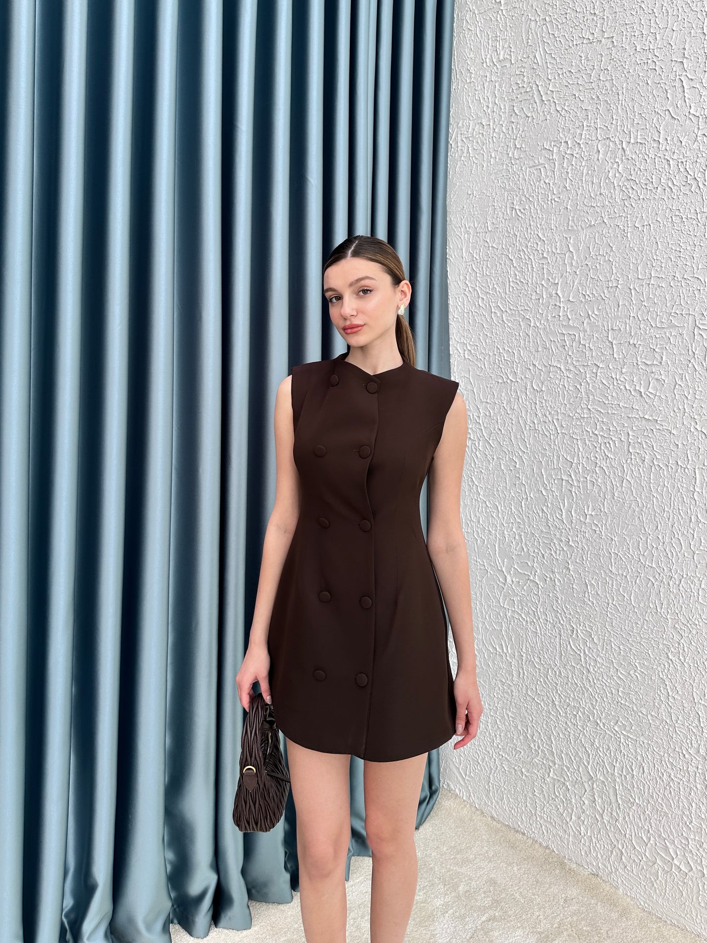 Kahverengi düğme detay elbise