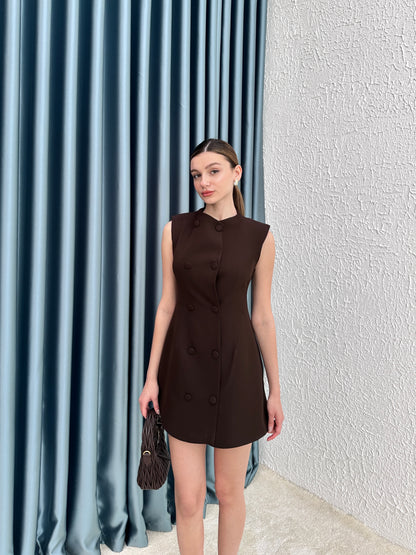Kahverengi düğme detay elbise