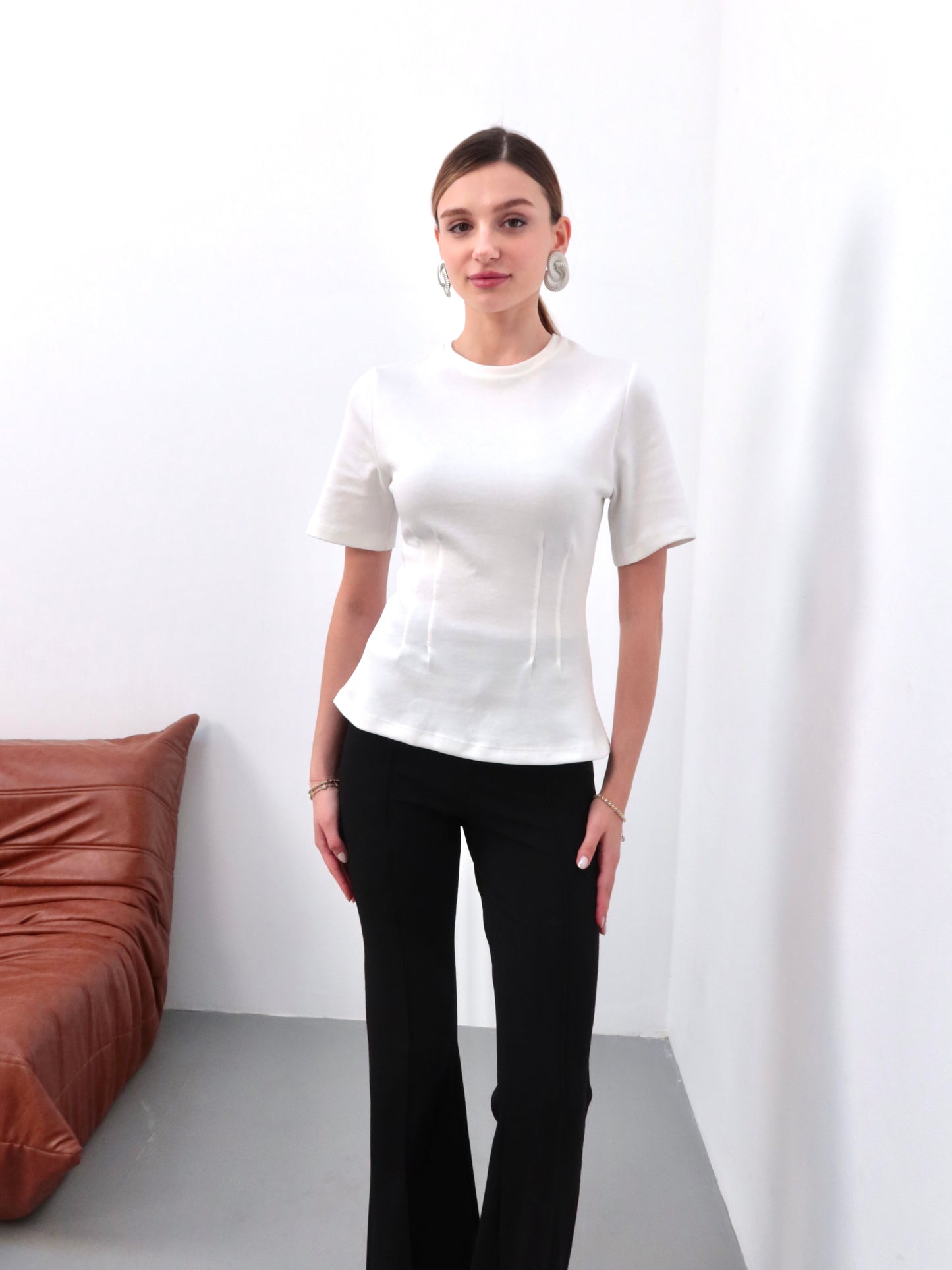 Beyaz belden oturtmalı t-shirt