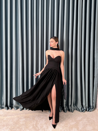 Siyah yırtmaçlı elbise